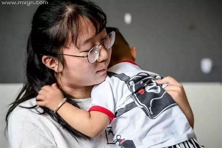梦见抱着小孩开心的笑