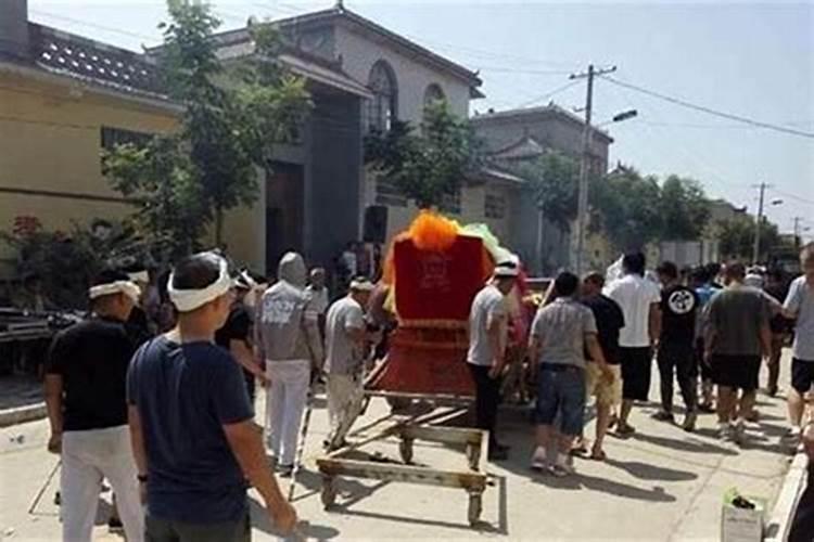 梦见别人抬死人出殡是什么预兆？
