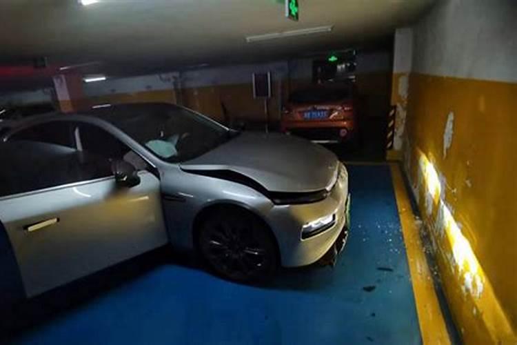 梦见汽车刹车刹不住撞墙