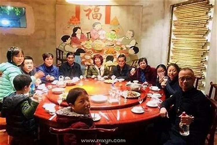 梦见家人在一起吃饭我在边上大便