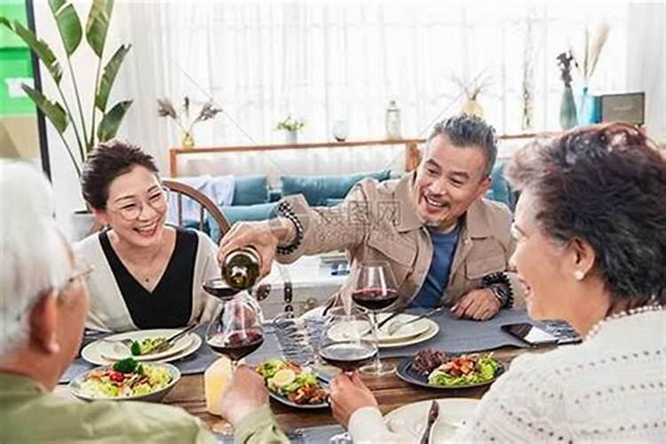 梦见老人和死人躺在一起