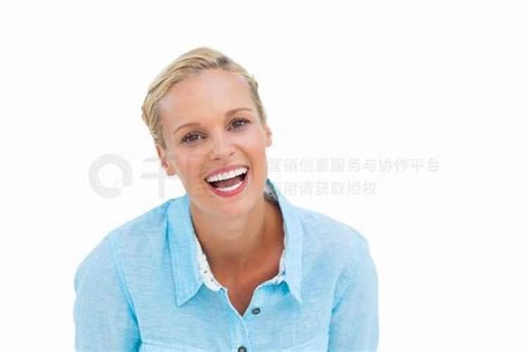 梦见漂亮陌生女人对我笑