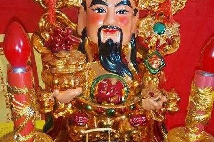 正月初一家里上香几根最好？