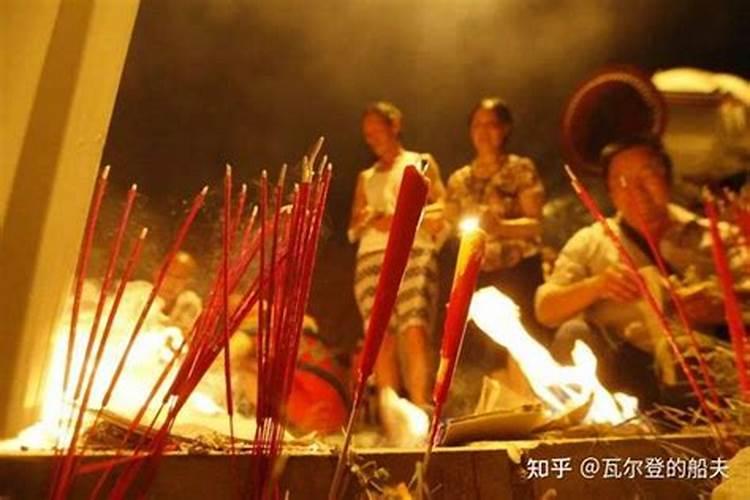 中元节烧纸路边