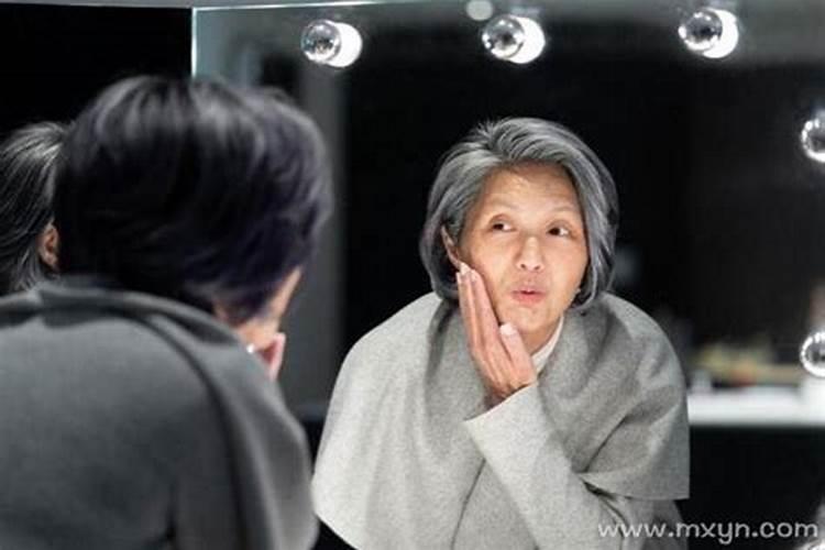 老年女人梦见自己老情人