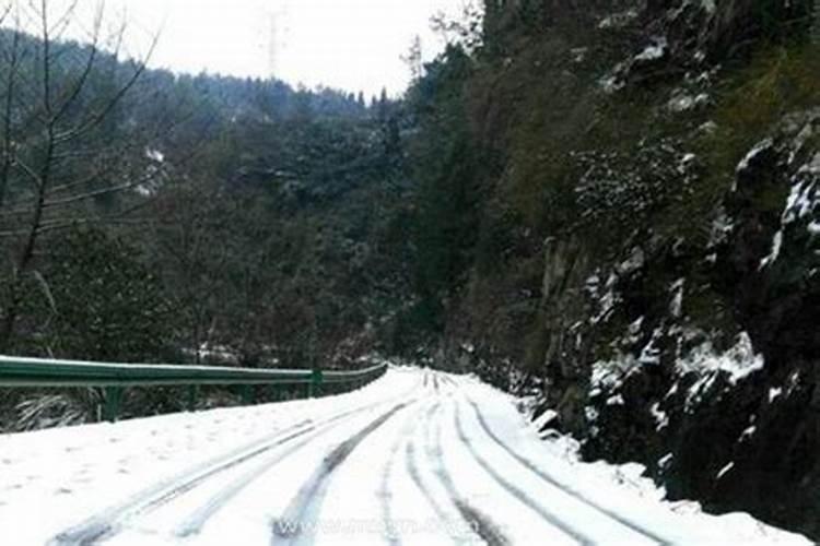 梦见湖水是什么意思梦见路上有雪？
