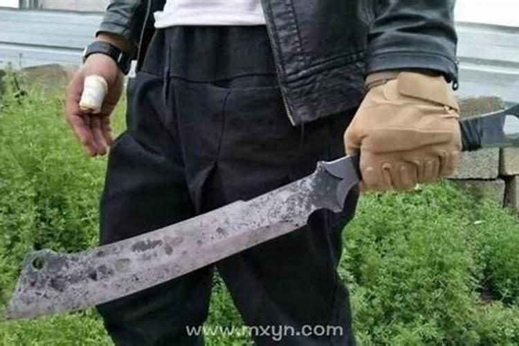 梦见和人拿刀互砍自己受伤