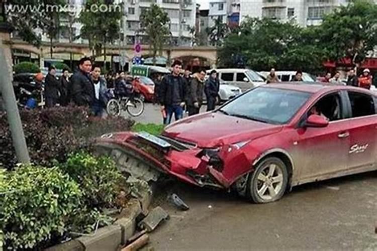 梦见出车祸了人没事车坏了