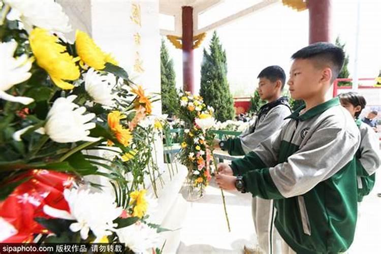 清明节小学生祭奠白衣天使