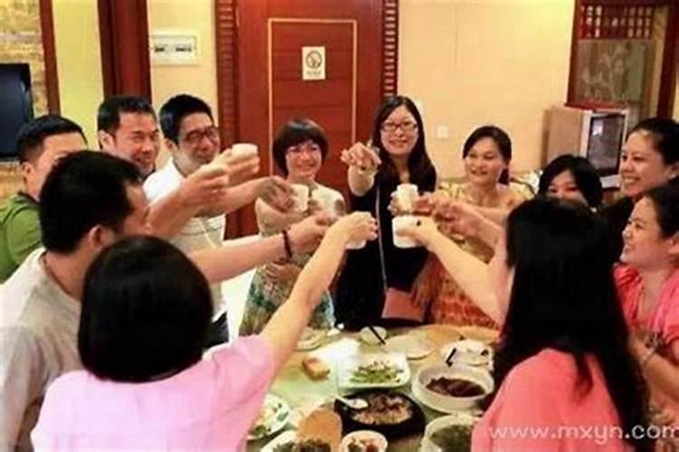 梦见偶遇好多老同学聚会？