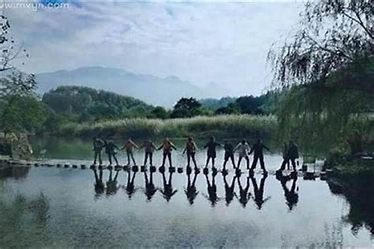 梦见和别人一起走黑路