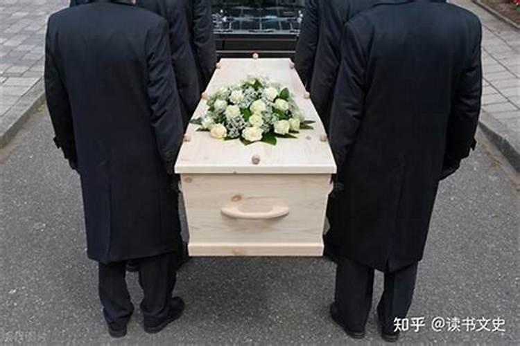 梦见棺材和已故的人在一起