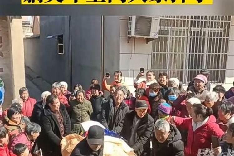 梦见前夫是帮别人办葬礼的老人