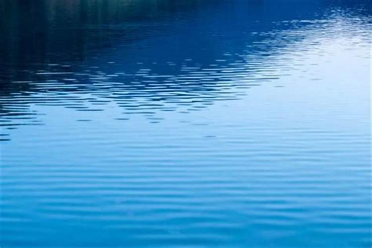 梦见大海水很清澈水很蓝