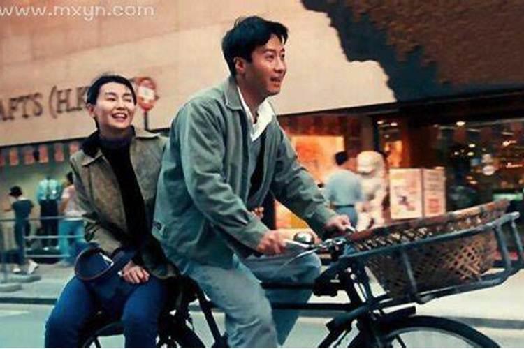 梦见女人骑车带我是什么意思？