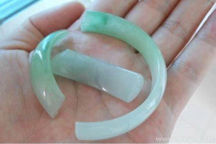 梦见自己的手镯断了什么意思？