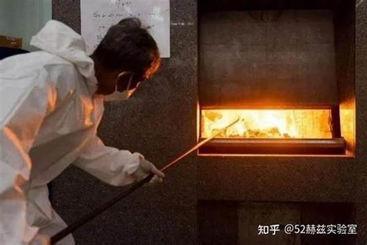 梦见去火葬场拿亲人骨灰