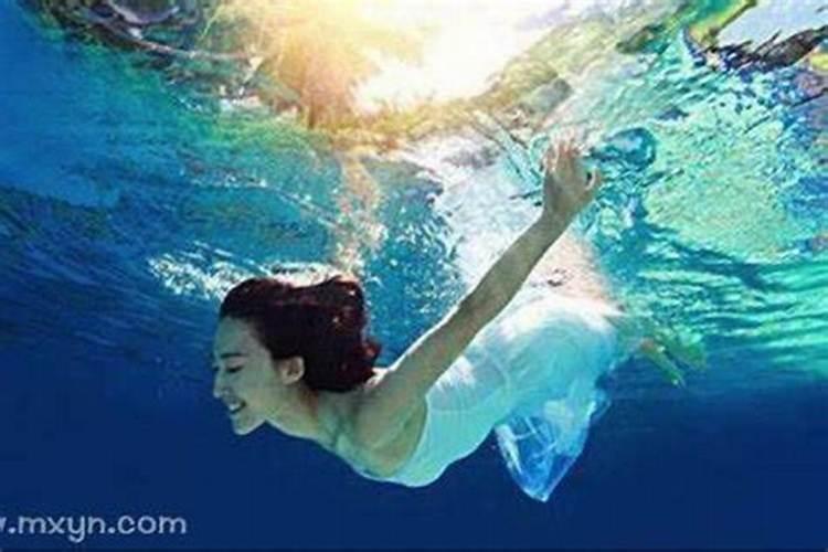 梦见好大的水是什么预兆女人？