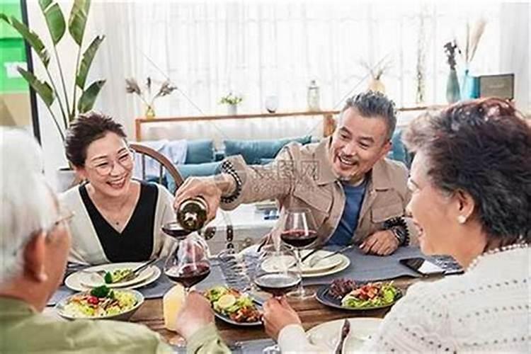 梦见跟老板一起吃饭洗碗