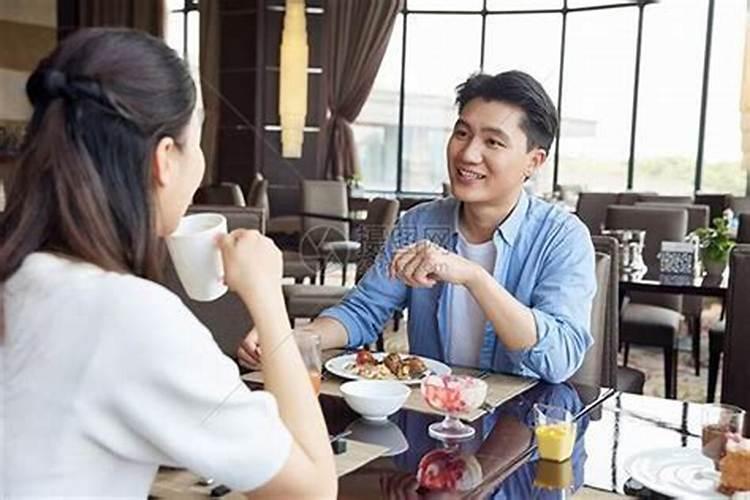 梦见亲戚一起吃饭好不好？