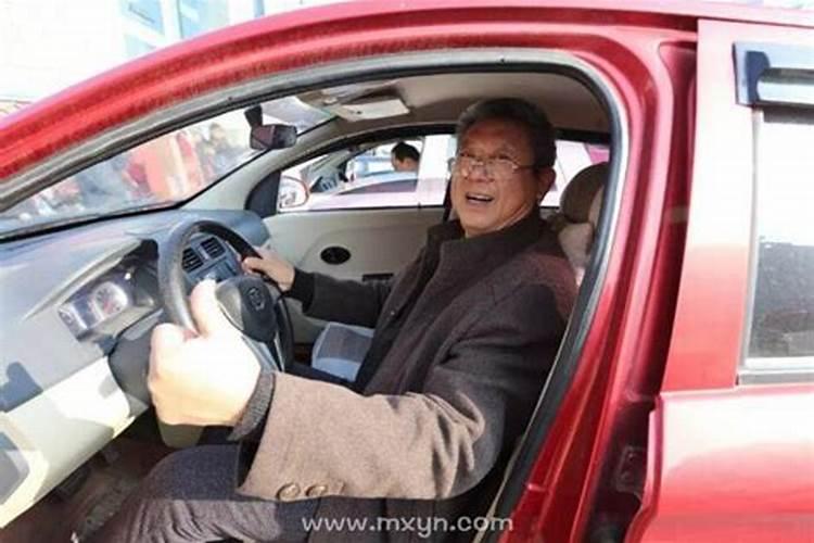梦见很豪华的车被偷