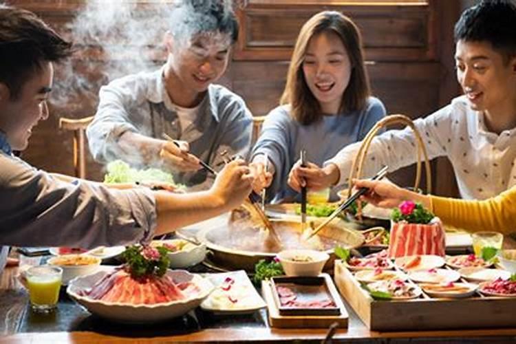 梦见叔婶一起吃饭什么意思？