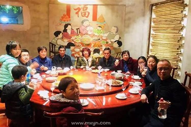 梦见很多人聚在餐桌旁边吃饭？