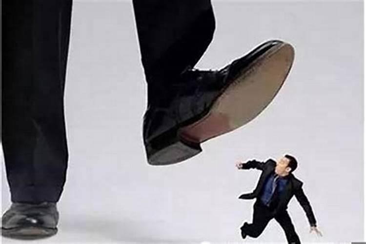 算命命中总有小人出现怎么办？