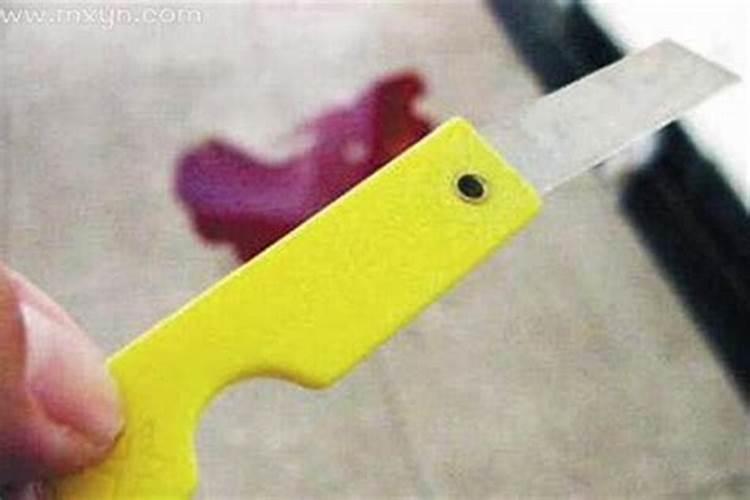 梦见手被划伤出血了什么意思？