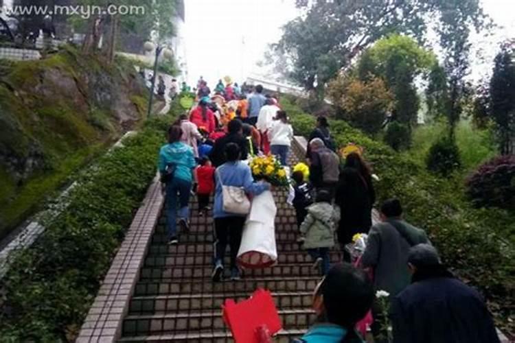 梦见去上坟是怎么回事儿？
