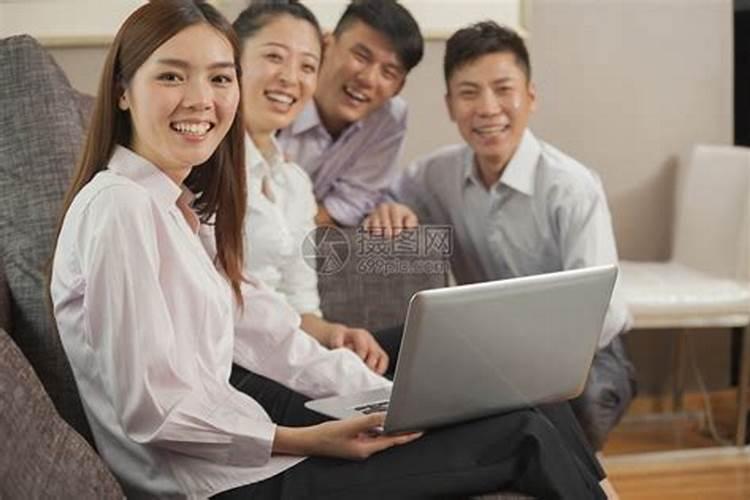梦见好多人一起上班干活？