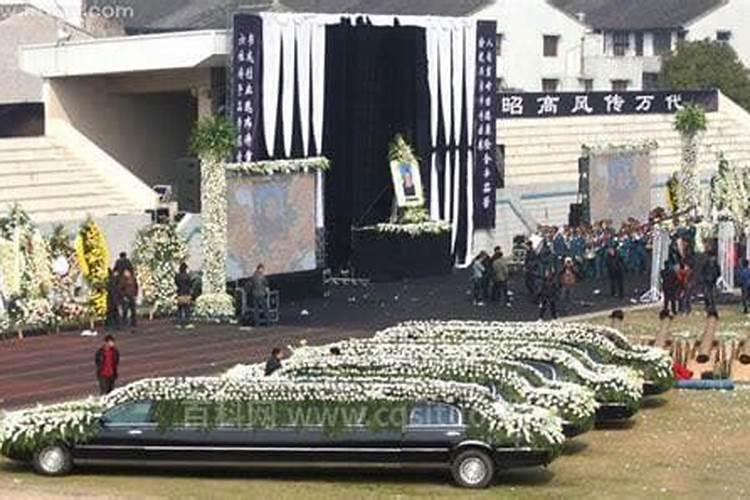 梦见去参加死去舅舅的葬礼