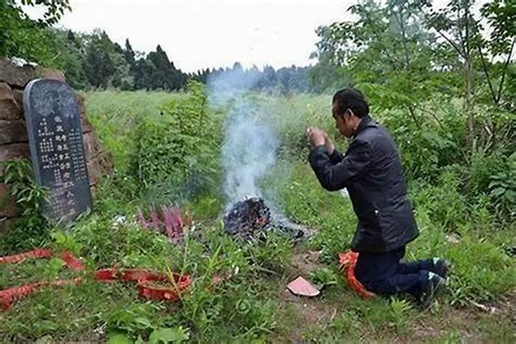 男子中元节上坟