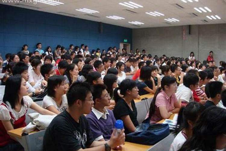 梦见上学的时候同学怀孕