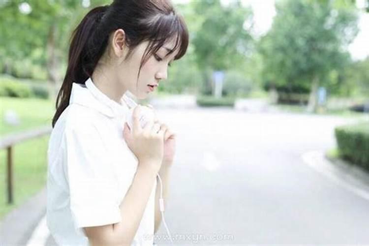 梦见女性同学不理自己