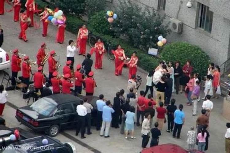 恋爱中的人梦见邻居结婚什么意思？