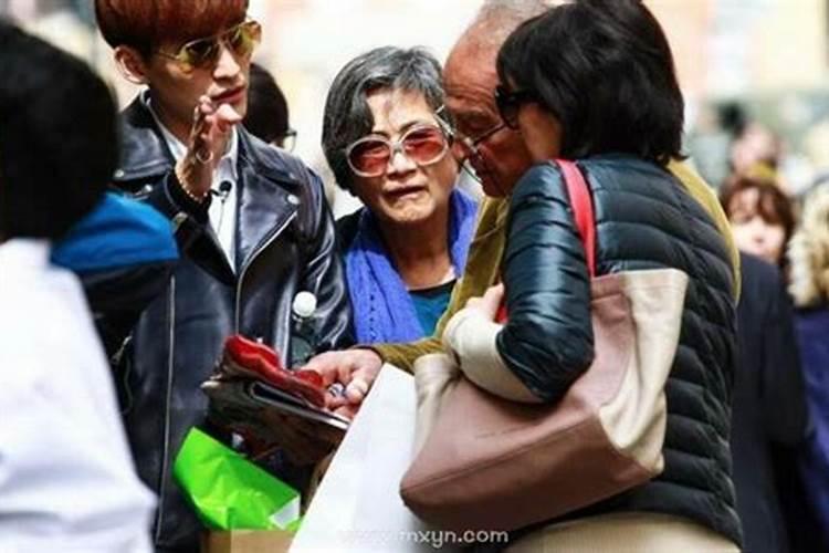 梦见陌生女人向自己示好