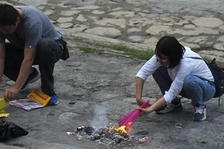 婆婆鬼节烧纸