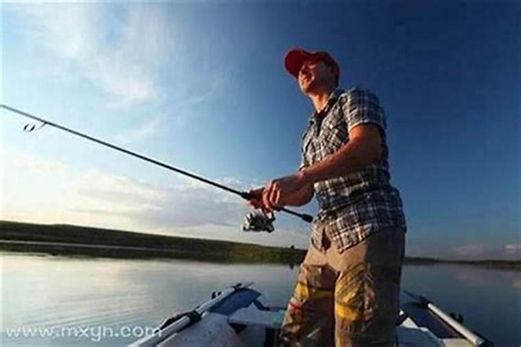 梦见看别人钓鱼啥预兆？