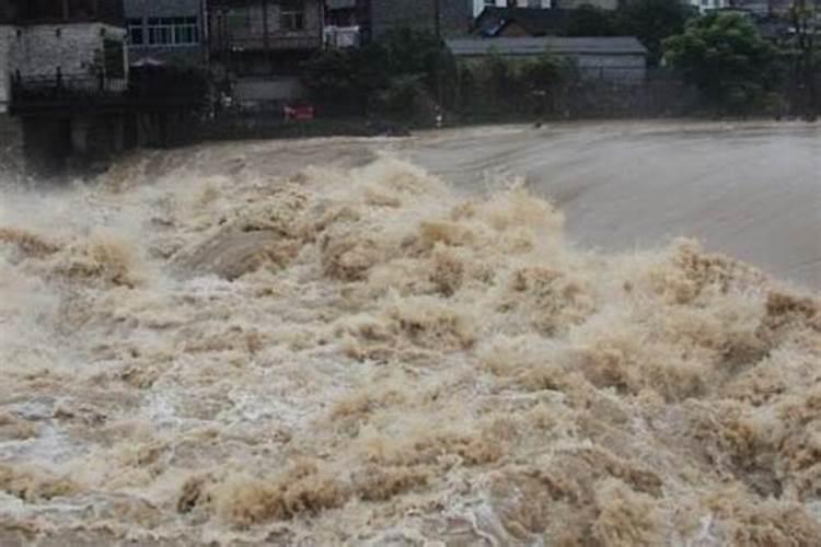 梦到水滚滚而来好不好？