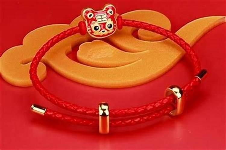 62年属虎本命年戴什么？