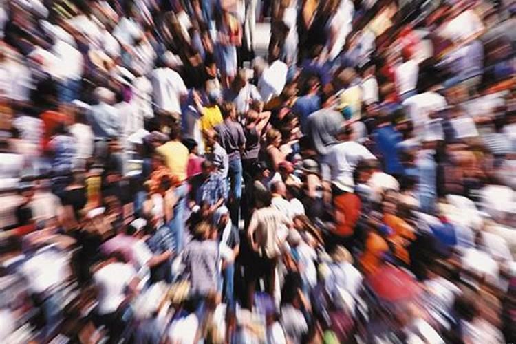 梦见很多人非常混乱？