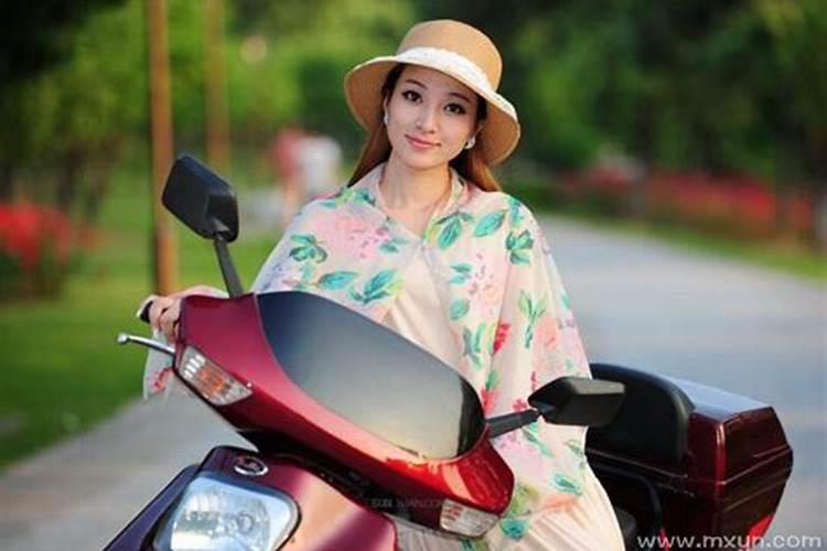 梦见骑电动车路难走又返回