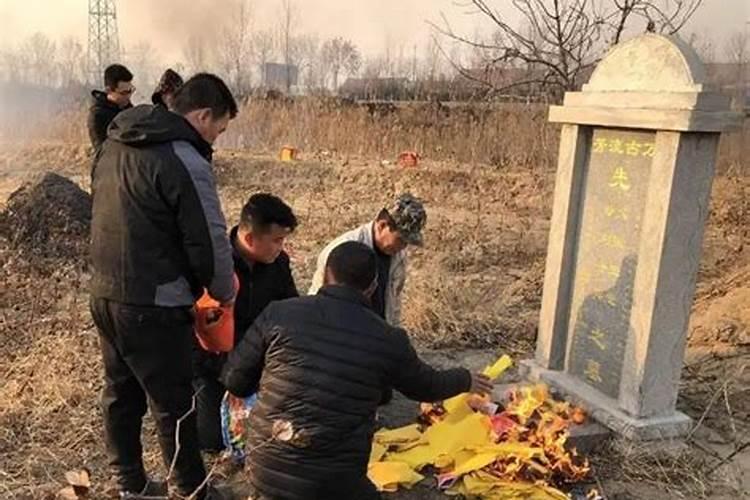 清明节修葺坟墓