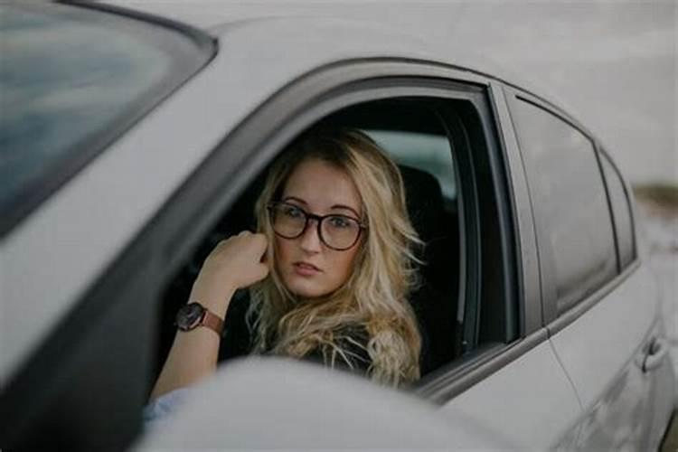 梦到别人开轿车