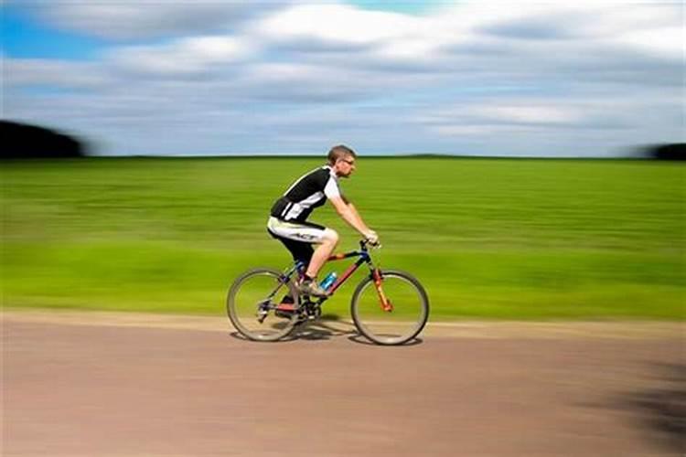 梦见女人在天上骑车好不好呢？