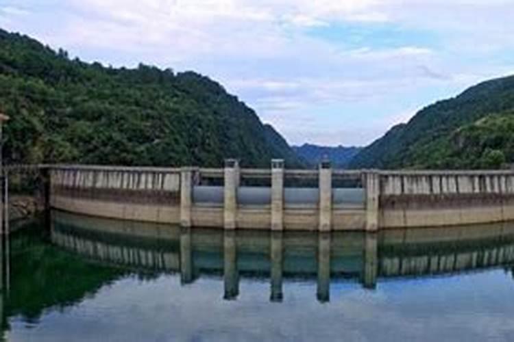 梦见水漫路什么意思啊？