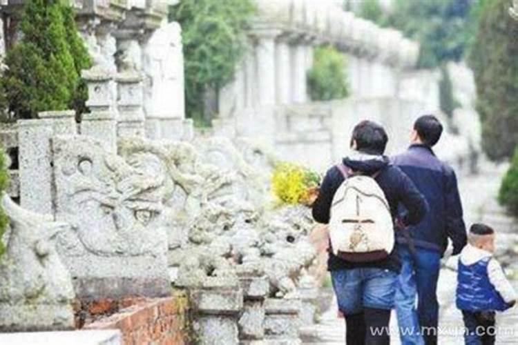 梦见别人要去上坟是什么意思？