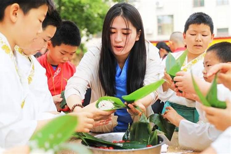 家乡的风俗端午节赛龙舟包粽子