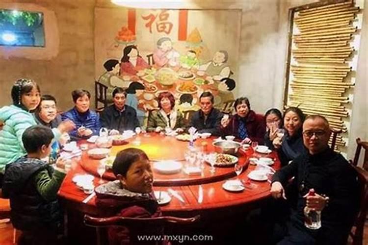 梦见单位同事一起聚餐